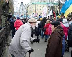 Image of European politician speaking to a crowd of senior citizens
