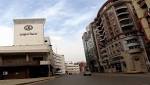 زوج يتفق مع صديقه لمعاشرة