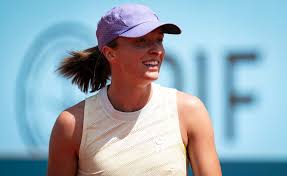 Iga Swiatek practices with current ATP player ahead of her first match in Madrid