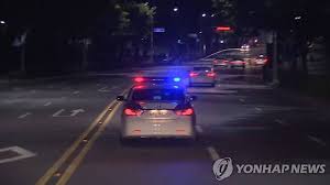 도로 에 사람 쓰러져 있다