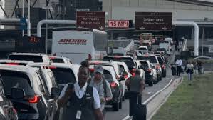 Caos en Aeropuerto: ¿Uber y Lyft al borde del colapso? Soluciones Urgentes
