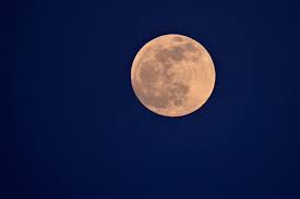 Pourquoi la pleine Lune de la nuit de samedi à dimanche sera dite "bleue" et apparaîtra plus petite que d’habitude