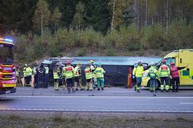 Bussvelten i Sverige: 18 år gammel mann død og minst ti personer skal være alvorlig skadet