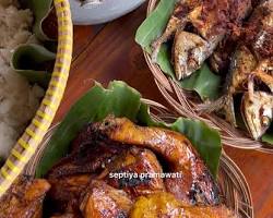 Gambar Ayam goreng kremes, sayur lodeh, dan sambal terasi di Warung Makan Nikmat