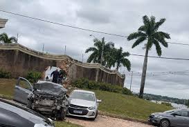 Motorista passa mal ao volante, destrói muro de condomínio e deixa três feridos em Rio Preto