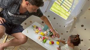 Graciele Lacerda mostra Zezé Di Camargo brincando com a filha, Clara, em casa de brinquedos gigante: ‘Colecionando momentos’
