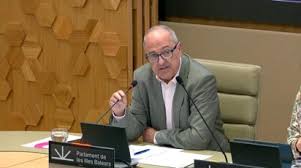 Codony defiende el "criterio profesional" de IB3 en la regularización entre protestas por usar el término "ilegal"