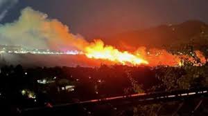 Mandatory evacuations ordered as wildfire threatens Island neighborhoods