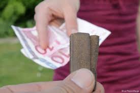 Jugé trois jours plus tôt, il reprend le trafic de stupéfiants dans un chambre d'hôtel près de Dinan