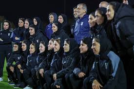 عکس یادگاری پزشکیان با دختران تیم فوتبال ایران