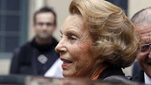 Die 88-jährige L&#39;Oréal-Milliardärin Liliane Bettencourt, <b>...</b> - FRANCE-ACADEMY-ARTS-386073-01-07-20111012-182000