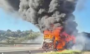 Incêndio destrói ônibus lotado de passageiros na BR-381