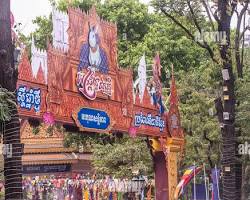 Crowds at Wat Phnom during the festival