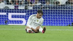 Saltan las alarmas en el Real Madrid: Raúl Asencio se marcha lesionado a cuatro días de El Clásico