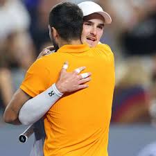 Alcaraz aconselha João Fonseca sobre cuidados físicos