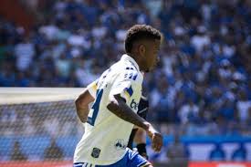 Arroyo atinge marca expressiva pelo Cruzeiro e se prepara para duelo com Flamengo
