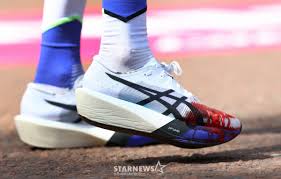 "Running shoes covered in blood" On the day the first-ever 'under-2-hour' marathon record was set, the women's race was a hellish battle: "My feet felt like they were bursting"