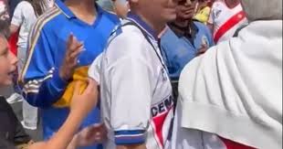 Tensión en el Rose Bowl: Hincha de Boca Desata Furia en la Previa de River-Monterrey - Imagen ilustrativa del artículo