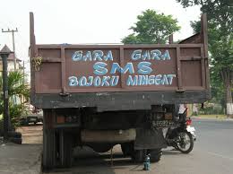 Hasil gambar untuk tulisan lucu di bak truk