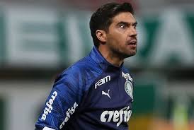 “Não matei ninguém”, avisa Abel Ferreira. Em vez de celebrar a classificação do Palmeiras, ele se justificou por chutar microfone e novo julgamento no STJD