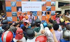 Image result for Hình ảnh nhiều người Việt Nam tranh cướp nhau khi ăn buffet
