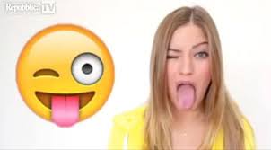 Tutti conoscono le emoticons, le faccine usate nelle chat di tutto il mondo per dare un tono ai messaggi. In questo video di Youtube una ragazza cerca di ... - PJm4WxU