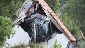 Bohmte: Auto rast in Scheune – Kind lebensgefährlich verletzt!