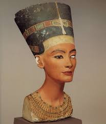 ... kas tika apdziedāts celsmīgās himnās. Viņas vārds tulkojumā nozīmē “skaistā ir atnākusi”. Nefertītes skaistumu līdz mūsdienām ir saglabājuši daži ... - Nofretete