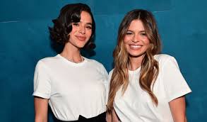 Divas fashionistas! Bruna Marquezine e irmã Luana provam que camiseta branca não é básica em 17 fotos com saias de veludo, renda e muito glamour