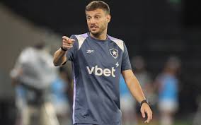 Comentarista vê Anselmi pressionado no Botafogo e projeta possível demissão