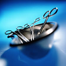 Scissor forceps in a kidney-shaped bowl - Stock Image - M390 ...