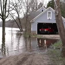 Neighbors along the Muskegon River prepare for flooding as water levels rise
