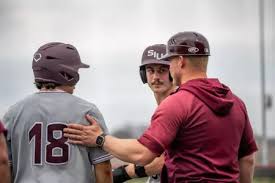 Cougars Derrotan a Salukis en Clase de Basebol con Un Triunfo Final en el Octavo Ingl