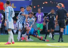 El Mundial se sume en el caos: Molina golpea a Rodri y agarra a Gavi por el cuello tras la derrota de Argentina.