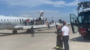 Vuelo de American Airlines aterriza de emergencia en Kansas City tras detectar humo en cabina; hay 76 pasajeros a bordo, incluyendo un congresista