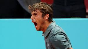 Cobolli ai quarti a Madrid, battuto Medvedev. Fuori Musetti