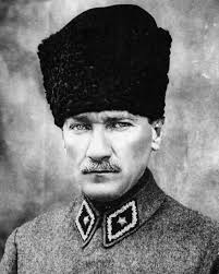 Mustafa Kemal Pasa. Homme d&#39;État turc (Thessalonique 1881-Istanbul 1938). Mustafa Kemal Pasa. Entérinant la chute d&#39;un Empire ottoman vieux de presque six ... - 1310812-Mustafa_Kemal_Pasa