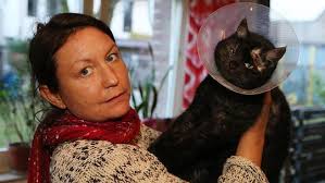 4769571.jpg. Angeschossen: Sylvia Cremanns mit ihrer Katze Lola, die in Richterich mit einer Kugel im Kopf nach Hause kam. Foto: Andreas Steindl - image