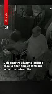 Vídeos mostram Ed Motta jogando cadeira e princípio de confusão em restaurante no Rio