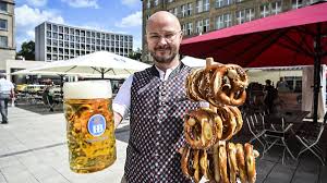 ¡Oktoberfest anticipado! Jardín de cerveza bávaro invade el centro de Essen