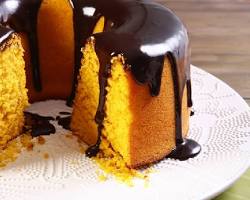 Misturando cenouras, ovos, óleo e açúcar