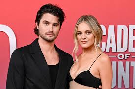 Kelsea Ballerini and Chase Stokes Shine at the 2025 ACM Awards