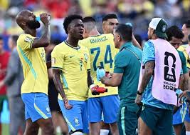 Premier League rejeita pausas para hidratação e "Lei Vini Jr.", mas aprova mudanças no VAR
