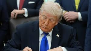 Trump ‘se la aplica’ a Europa: Aumenta arancel al 25% a autos y camiones de la Unión Europea