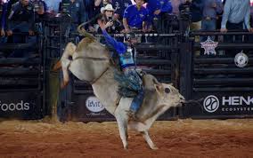 3ª noite de montaria tem tombos e performance brilhante de líder do ranking nacional na Festa do Peão de Barretos