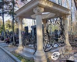 Изображение: Гранитный памятник с беседкой
