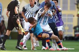 "Golpes en el rostro y palizas": Argentina, tras perder el título, cae en una "lucha generalizada"... Messi solo llora mientras es criticado como "los peores perdedores"