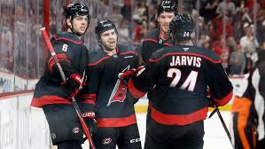 Hurricanes″ izslēgšanas spēļu otro kārtu sāk ar sauso uzvaru – Hokejs