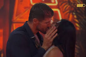 BBB 26: Maxiane reage a beijo de Jonas e Marciele e diz que 'homem está aí para isso'
