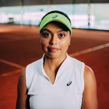 Nauhany Silva, a Naná, brilha no tênis e busca chave principal em Madri com leveza